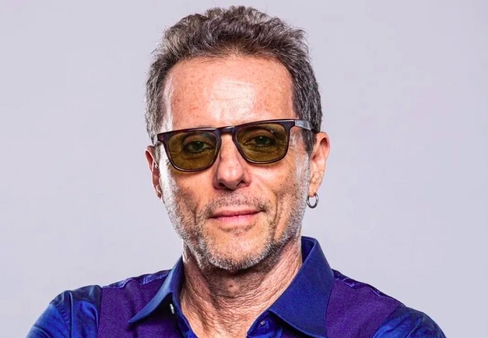 Tony Bellotto, de 64 anos, é um renomado guitarrista, escritor e um dos integrantes da icônica banda brasileira Titãs. Reprodução: Flipar