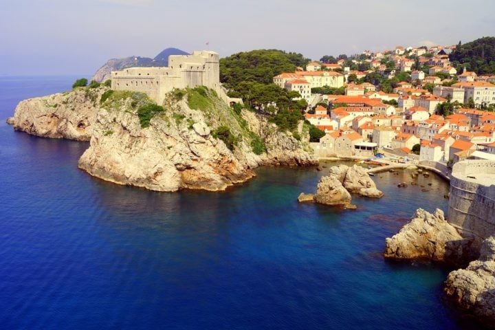 Às margens do Mar Adriático, Dubrovnik tem uma paisagem com um recorte de tirar o fôlego. O azul do mar contrasta com os tons das construções erguidas sobre imensos barrancos, numa área rochosa bem populosa.  Reprodução: Flipar