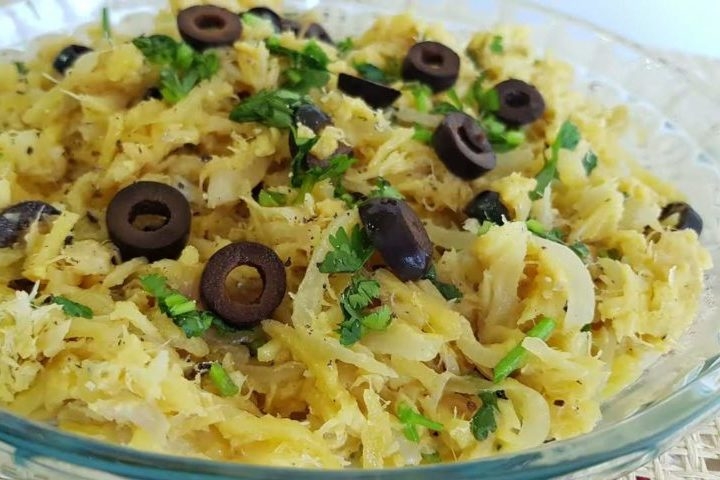 Por conta do seu gosto bastante característico, o bacalhau requer uma técnica de preparo cuidadosa para que se tire o melhor dele. Por ser muito flexível, ele pode ser cozinhado de várias maneiras, como assado ou grelhado, assumindo sabores diferentes em cada receita. Reprodução: Flipar