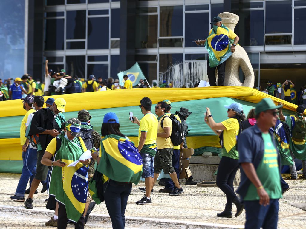 Manifestantes golpistas na Praça dos Três Poderes. Foto: MARCELO CAMARGO/AGÊNCIA BRASIL