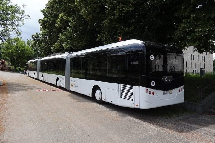 Esses ônibus extralongos são vantajosos por sua alta capacidade de transporte, reduzindo frota e emissões de gases poluentes. Reprodução: Flipar