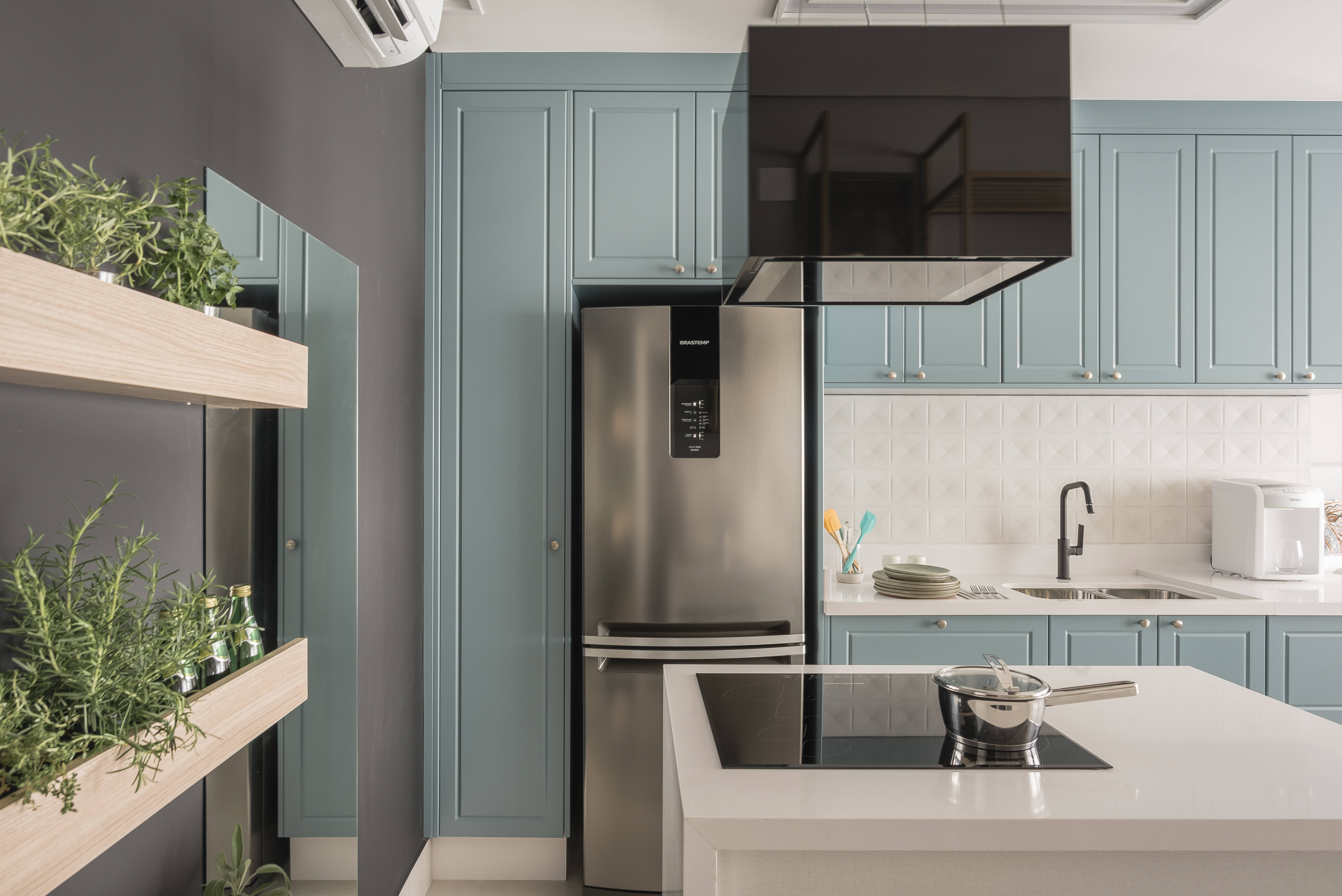 Pontos de cor da cozinha podem se concentrar nos eletrodomésticos ou nas cores dos armários. Foto: Henrique Ribeiro/Meet Arquitetura
