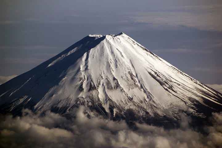 O monte Fuji é a mais alta montanha da ilha de Honshu e de todo o arquipélago japonês. É um vulcão ativo, porém de baixo risco de erupção. Reprodução: Flipar