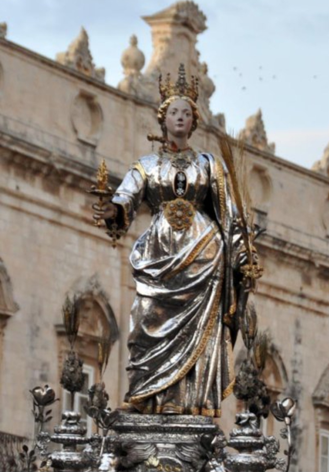 Santa Luzia
Comemorada em 13 de dezembro, é padroeira da visão e invocada para curas nos olhos. Sua imagem com os olhos numa bandeja é amplamente reconhecida pelos devotos. Reprodução: Flipar