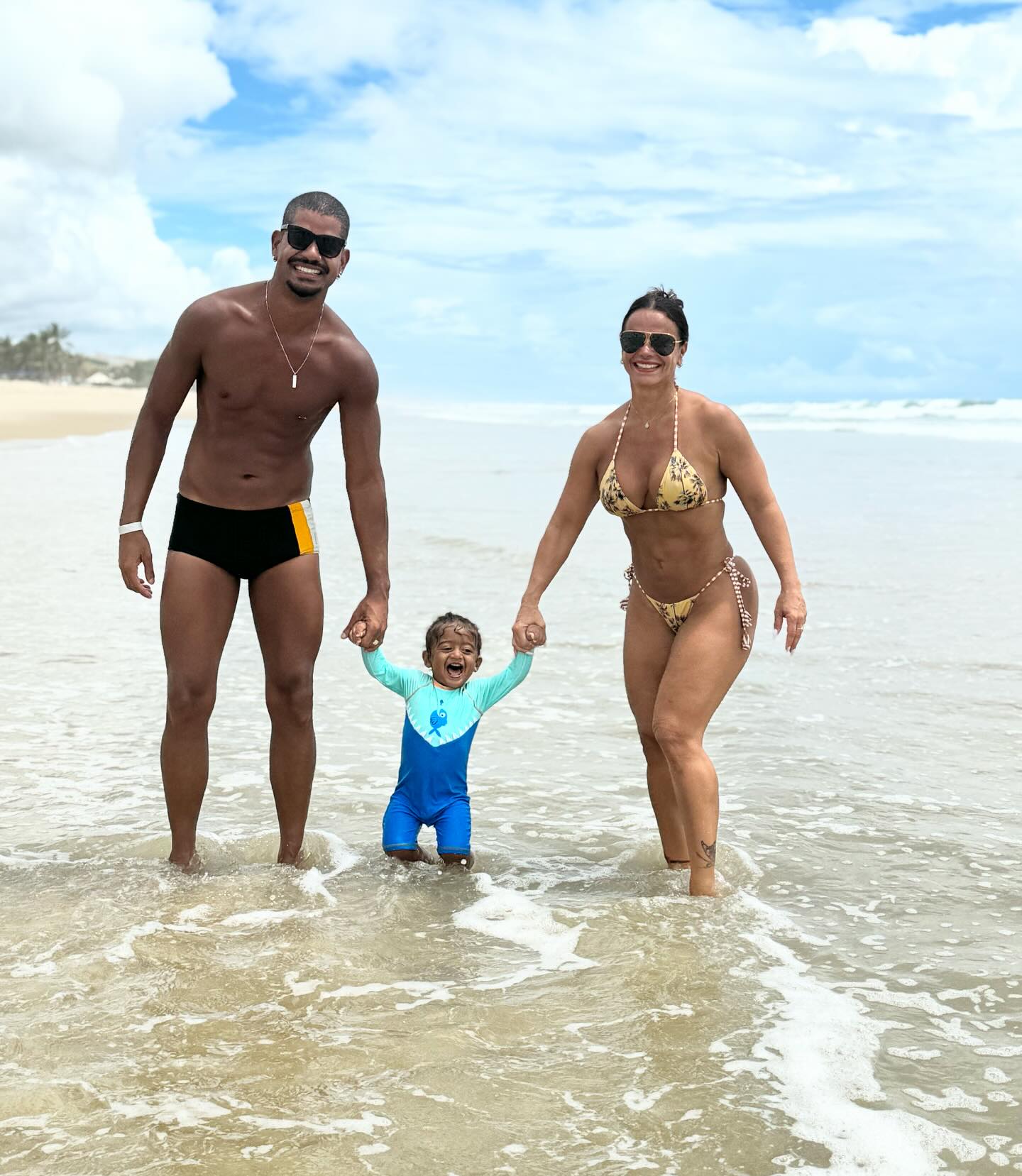 Viviane Araujo ostenta boa forma em dia de praia com a família Reprodução/Instagram