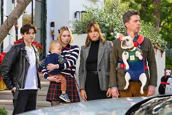 Após o sucesso estrondoso de “Wandinha”, Emma continuou a expandir sua carreira. No início de 2023, participou do filme “O Som da Fé” e estrelou a comédia “Trocados”, da Netflix, contracenando com nomes como Jennifer Garner, Ed Helms e Brady Noon. 
 Reprodução: Flipar