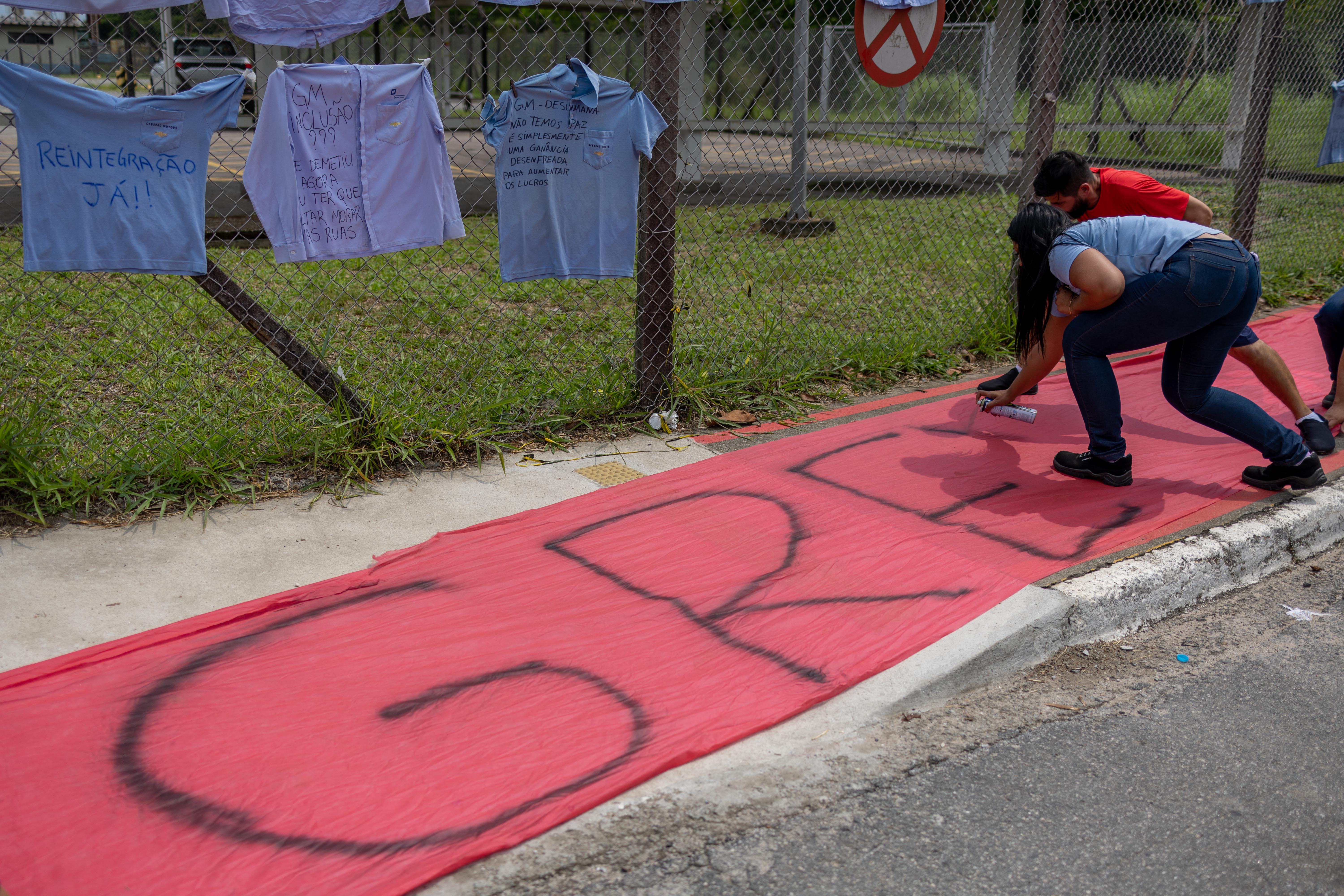 Metalúrgicos protestam em frente a fábrica da GM