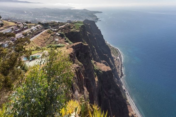 5) Cabo Girão, Portugal: Essa falésia, na Ilha da Madeira, chega a ter 580 m de altitude, sendo um dos pontos mais altos da Europa. É lá que fica a Capela de Nossa Senhora de Fátima, construída em 1931. Reprodução: Flipar