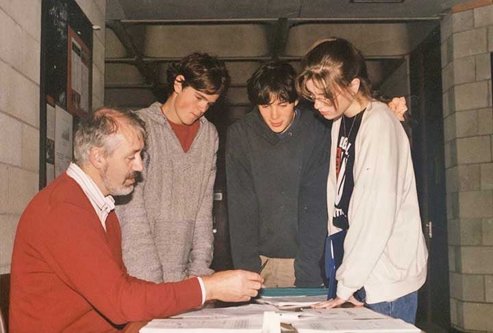 Murphy (segundo da direita para a esquerda) tentou a sorte no curso de Direito da universidade de sua terra natal, a University College Cork, em 1996. No entanto, desistiu da ideia logo no primeiro ano, já que foi reprovado nas provas. A justificativa foi de que ele não estava empenhado. Reprodução: Flipar