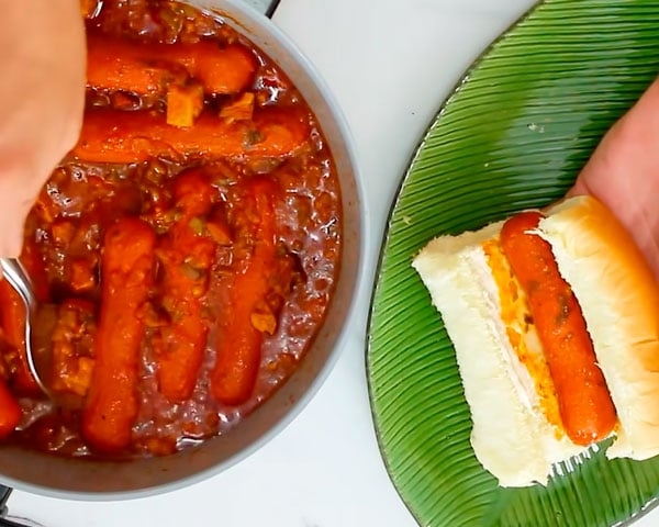 Sobras de molho de cachorro-quente podem ser reaproveitadas como molho para macarrão. Para isso, basta aquecer o molho e misturá-lo com a massa cozida. É possível adicionar ingredientes como vegetais, queijo ou proteínas para enriquecer o prato.  Reprodução: Flipar