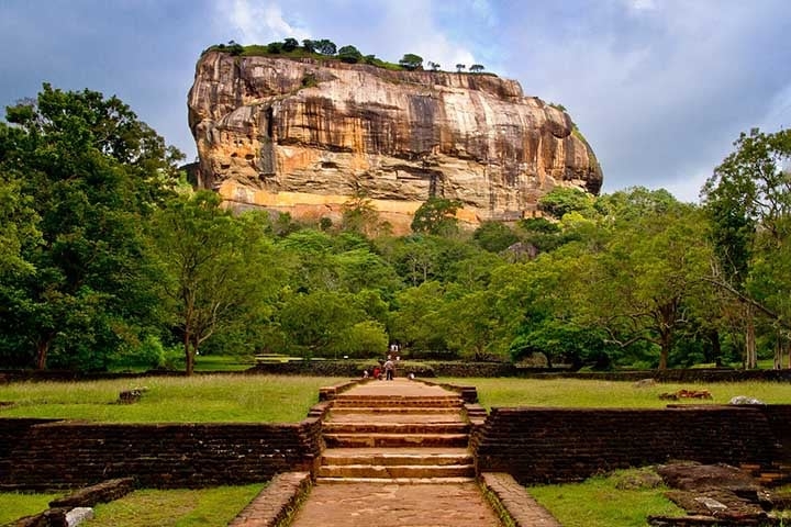 Apesar de o complexo ter abrigado jardins e lagos, ainda restam partes preservadas da fortaleza de Sigiriya. Reprodução: Flipar