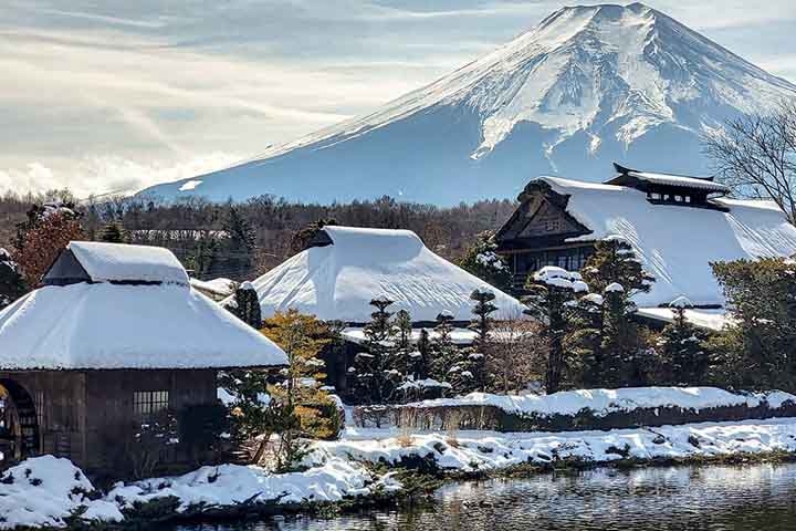 Unida à paisagem do Monte Fuji existe a loja de conveniência Lawson. Esta junção causou alguns problemas com os turistas que buscam a foto perfeita. Eles foram acusados de estacionar ilegalmente, ignorar sinais de trânsito e até invadir propriedades, como o teto de uma clínica odontológica ao lado da loja. Reprodução: Flipar