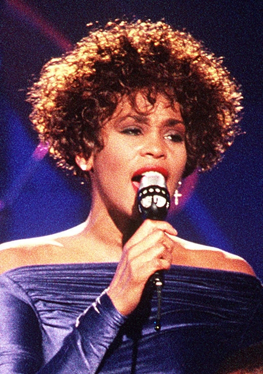 Ela morreu em 11/2/2012, aos 48 anos. Uma cinebiografia sobre ela revelou a trajetória conturbada de uma das cantoras mais celebradas de todos os tempos. Reprodução: Flipar