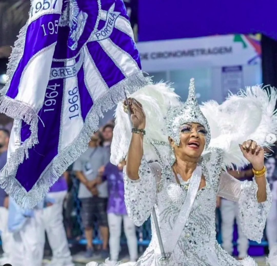 Pela Portela, Vilma já havia levado quatro estandartes de melhor porta-bandeira (1977, 1978, 1979 e 1989) e um de destaque feminino, em 1982. Conheça mais sobre ela! Reprodução: Flipar