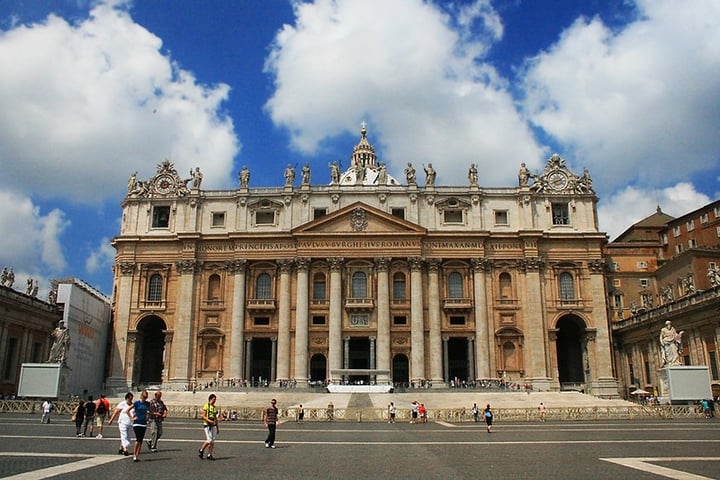 PÓRTICO DE SÃO PEDRO - VATICANO -  Na Praça de São Pedro, há um pórtico imponente que dá acesso à Basílica. Ele foi projetado por Gian Lorenzo Bernini , um dos arquitetos  escultores mais renomados da história da Itália, no século 17. São grandes portas e entre elas ficam placas de pedra com inscrições antigas e modernas. Nas extremidades do pórtico, ficam dois vestíbulos com estátuas. Reprodução: Flipar