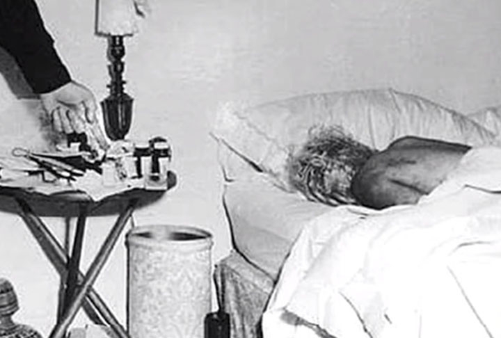 Os problemas emocionais de Marilyn fizeram com que ela recorresse a remédios. Em 5/8/1962, ela foi encontrada morta, no quarto de sua casa em Los Angeles, e o laudo apontou excesso de barbitúricos.  Reprodução: Flipar