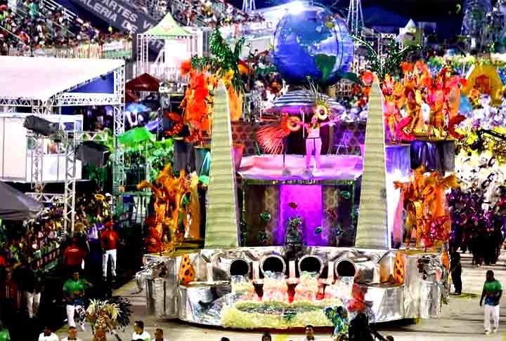 Os desfiles acontecem desde 1947. Com 24 títulos, a Mocidade Independente de Aparecida é a maior vencedora do carnaval de Manaus. A campeã de 2024 foi a Mocidade Independente de Aparecida (tricampeã). 
  Reprodução: Flipar