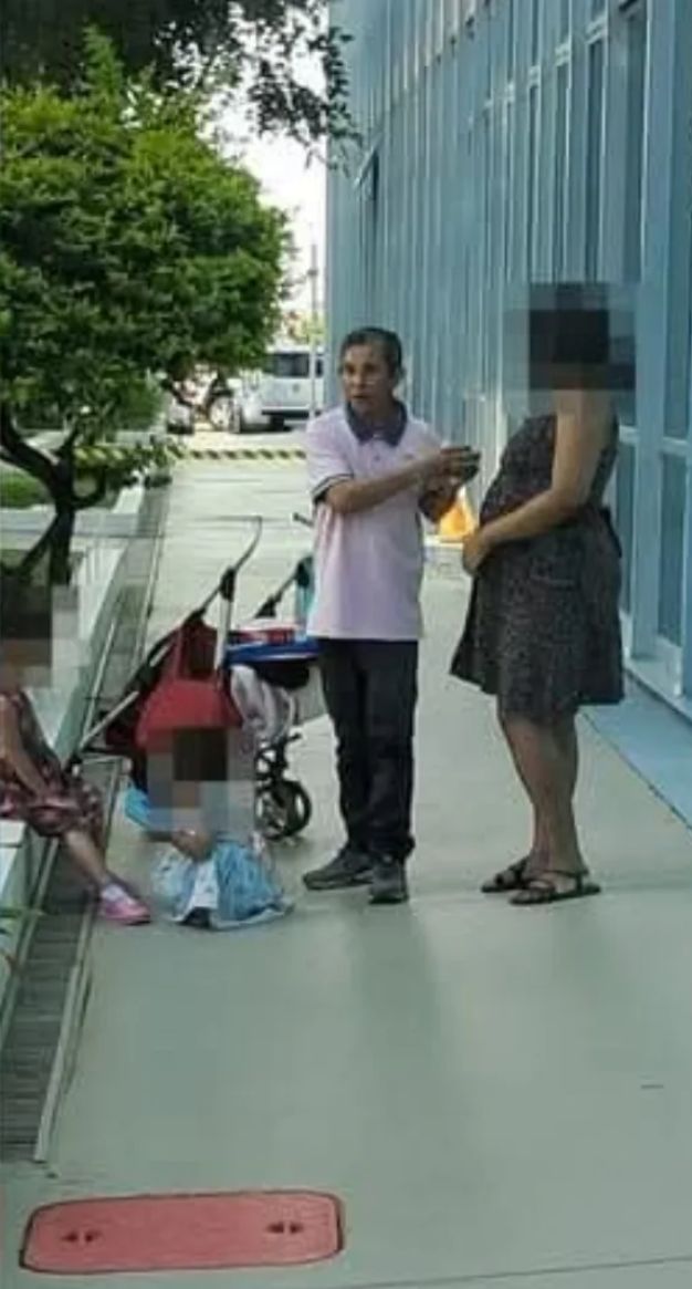 Homem está com uma criança, acompanhado de uma mulher, e recusa-se a se afastar de um pacote considerado potencialmente perigoso. Foto: Material cedido ao iG