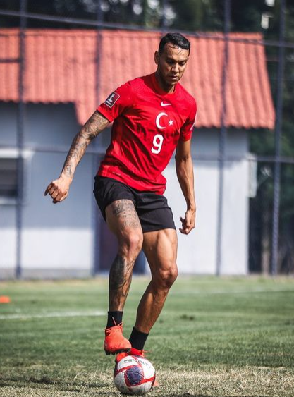 Souza durante passagem pelo futebol turco Reprodução/Instagram