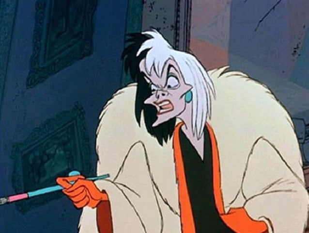 Cruella - Desenho animado: 101 Dálmatas - Cruella é uma vilã rica, herdeira da moda, e que tem como maior objetivo conseguir as peles dos 99 filhotes de dálmatas para fazer um casaco.  Reprodução: Flipar