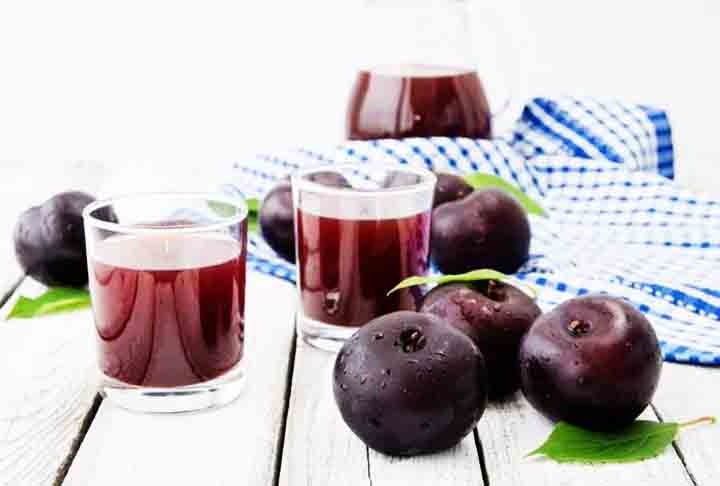 Além de consumida ao natural ou como sobremesa, a ameixa pode ser usada em diversas preparações culinárias. Pode ser incorporada em sucos refrescantes, onde seu sabor doce e ácido se destaca. Reprodução: Flipar