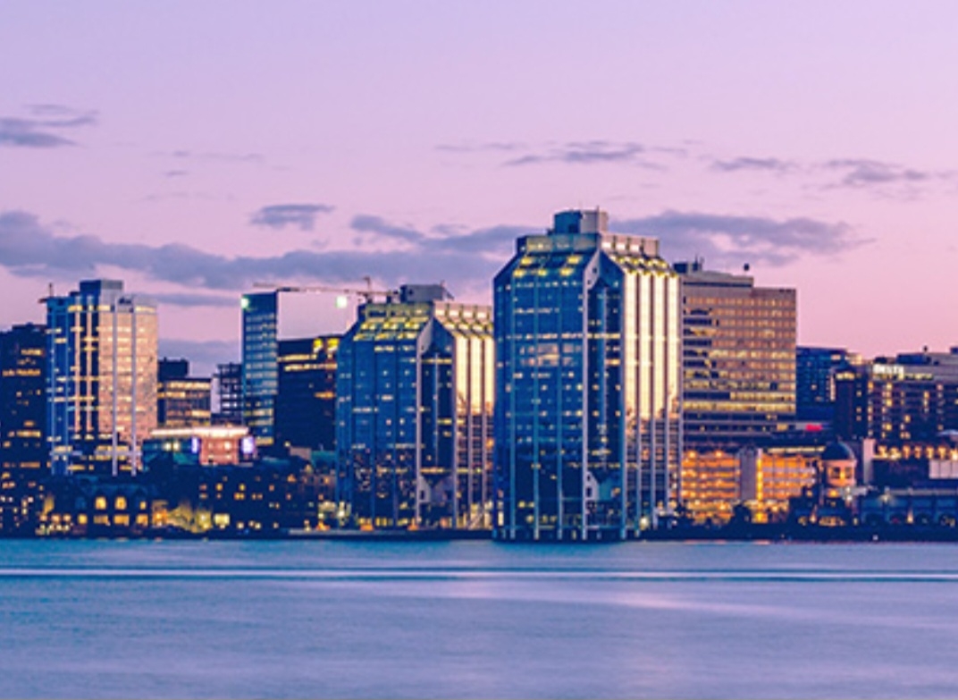 Capital da Nova Escócia, Halifax é uma importante cidade portuária e cultural, conhecida por sua rica história marítima, a Cidadela e seu centro animado. Destaca-se também por suas universidades e belos litorais.
 Reprodução: Flipar