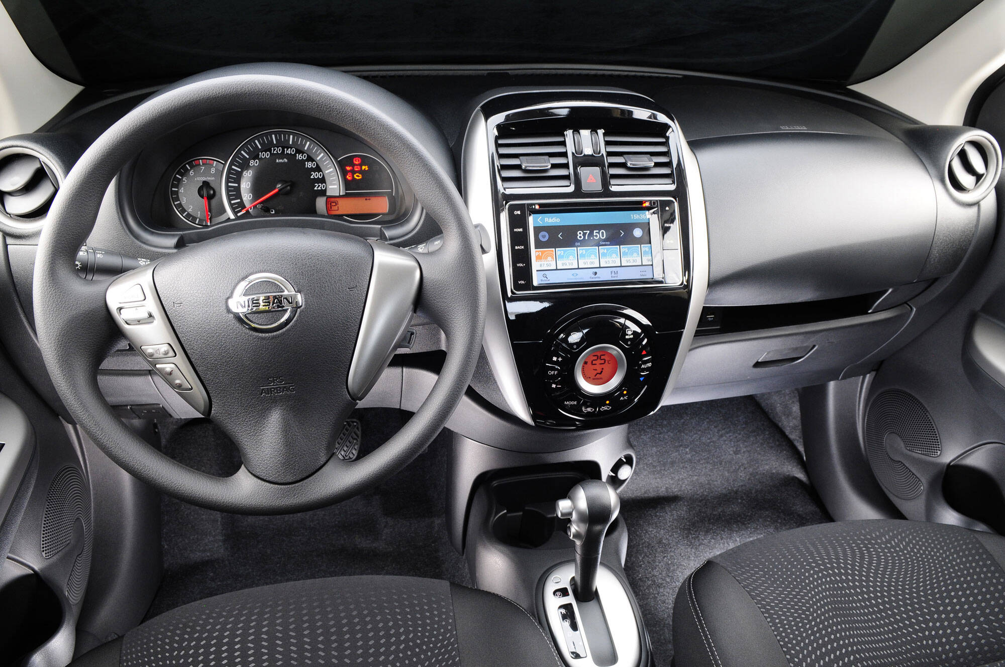 Nissan March e Versa CVT. Foto: Divulgação/Nissan