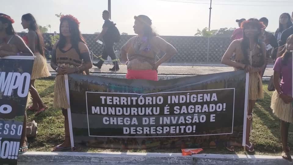 Manifestantes ocupam a frente da Blue Zone Michelle Valente/enviada especial do Portal iG