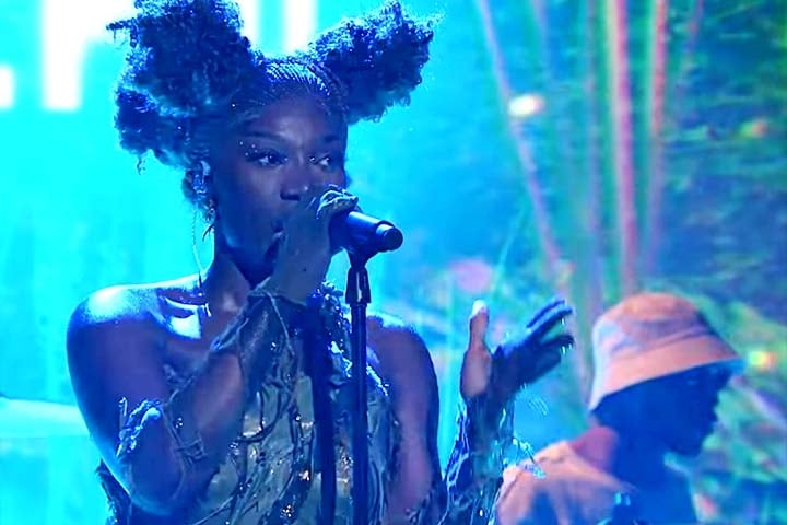 Neste ano, Doechii já lançou uma música nova. Trata-se de “Nosebleeds”, que tem na capa um troféu do Grammy.
 Reprodução: Flipar