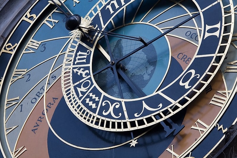 Chamado pelos locais de Orloj, ele foi construído pelo relojoeiro Mikulas Kadan e possui três ponteiros que indicam as horas e também as posições do sol e da lua. 
 Reprodução: Flipar