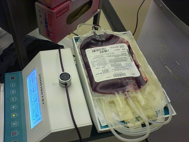 Existe até um dia para homenagear as pessoas que prestam solidariedade: 25 de novembro é Dia Nacional do Doador de Sangue. 
Por todo o país, hemocentros mantêm estoque de sangue para cirurgias e transplantes, sendo fundamentais para o atendimento de pacientes em estado grave ou com doenças que exijam transfusão.  Reprodução: Flipar
