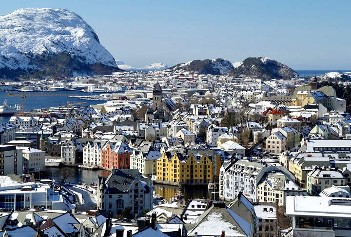 O frio país nórdico, que fica na região europeia da Escandinávia  (junto com Suécia e Dinamarca), está sempre no topo em qualidade de vida. E atrai visitantes pela beleza, organização e atrações históricas de imenso valor.  Reprodução: Flipar