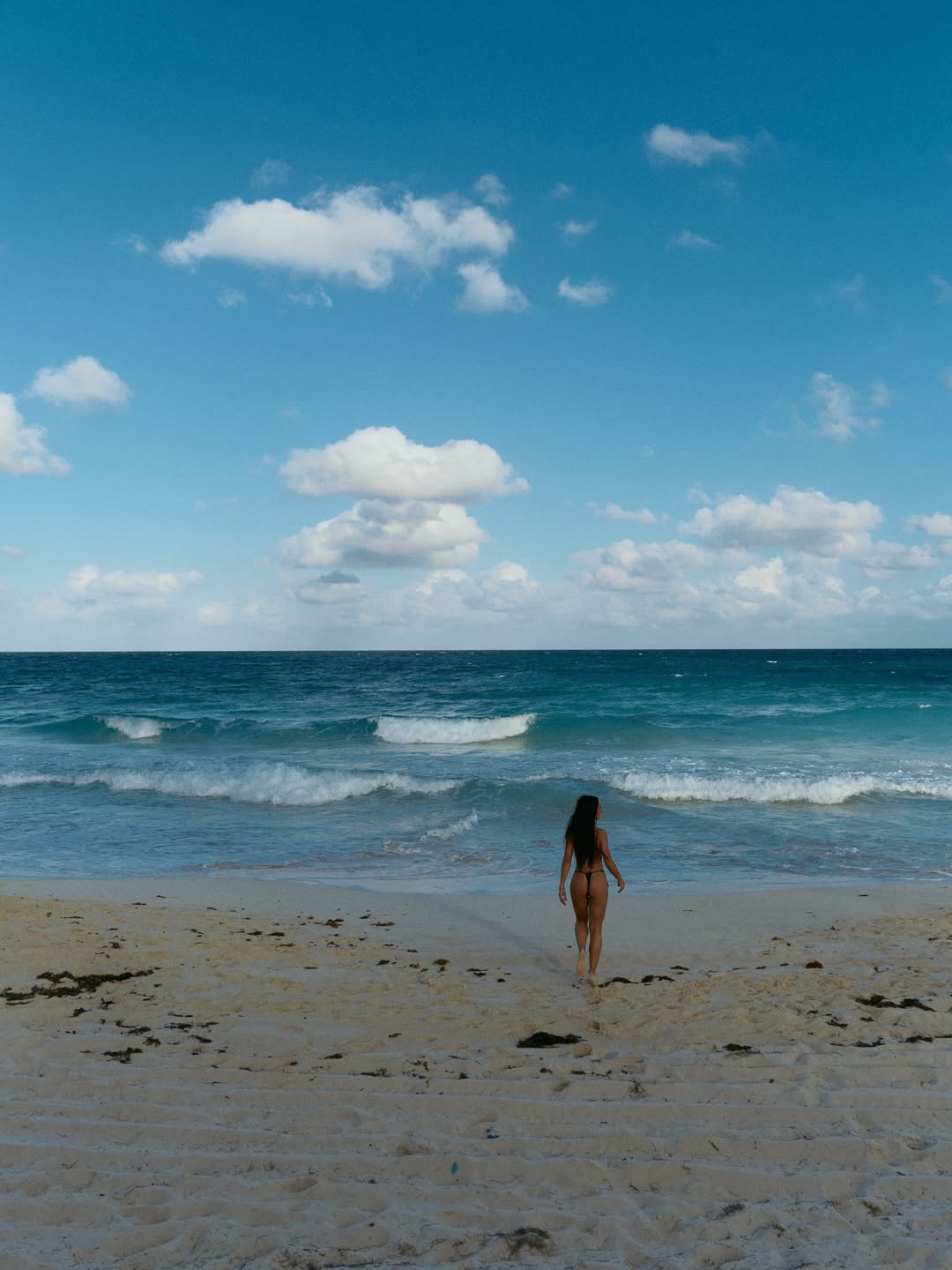 Sabrina Sato posa de biquíni fio-dental e exibe abdômen trincado no Rio. Foto: Instagram