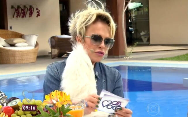 Incomodada, Ana Maria chegou a interromper o papo por causa do bicho. Foto: Reprodução