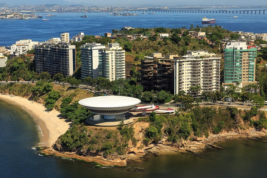 O Mirante Boa Viagem abriga, nesse complexo cultural, o principal cartão postal da cidade: o Museu de Arte Contemporânea, inaugurado em 2/9/1996, em forma de disco voador.   Reprodução: Flipar
