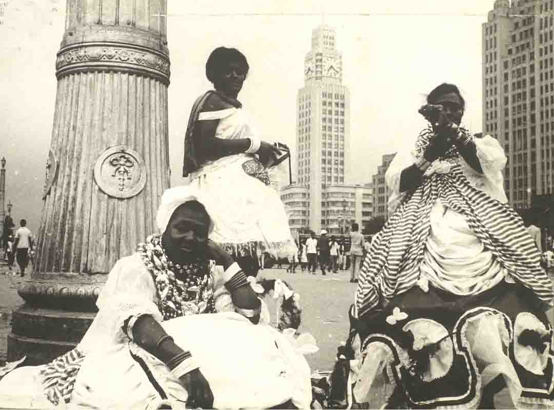 Em 1933, o então prefeito do Rio, Pedro Ernesto. criou através de um decreto de lei a ala das baianas nas escolas de samba, em homenagem às “baianas do acarajé”, que estavam sempre presentes nas ruas e casas de santo do início do século XX. Reprodução: Flipar
