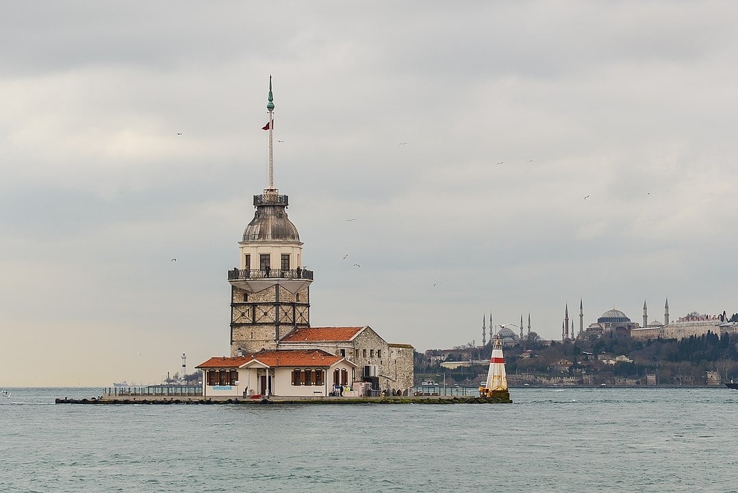 Kiz Kulesi, Turquia - Fica em Istambul e foi construído em 408 a.C, com o objetivo de controlar os navios persas entre o lado ocidental e oriental. Reprodução: Flipar