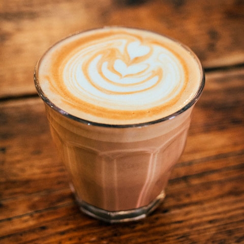 Com tantas alternativas, práticas, saborosas e fáceis de fazer, dá pra garantir a cafeína no dia a dia, com frio ou com calor.  Reprodução: Flipar