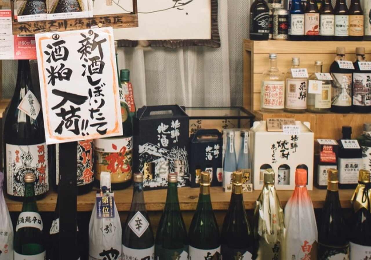 O saquê, por sua vez, pode ser encarado como um vinho tradicional japonês feito da fermentação do arroz. O processo envolve transformar o amido do arroz em açúcar, que é então fermentado. Reprodução: Flipar