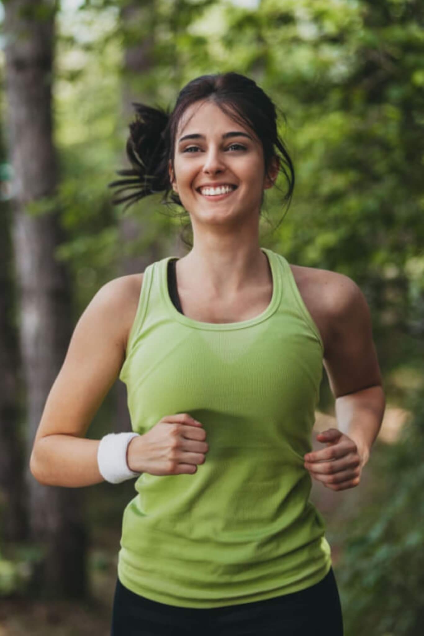 6. Faça caminhada  A caminhada é uma atividade de baixo impacto que pode ajudar a diminuir os níveis de açúcar no sangue e melhorar a saúde cardiovascular de maneira geral. Além disso, a prática melhora a postura e fortalece os músculos das pernas. Reprodução: EdiCase