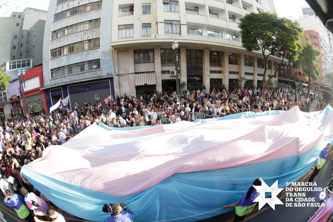 Pessoas saíram às ruas na 5ª Marcha do Orgulho Trans em 2022. Foto: Dani Villar