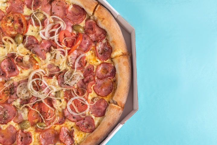 A pizza de calabresa é a mais pedida nas pizzarias do Brasil, segundo a Associação das Pizzarias Unidas do Brasil (Apubra).  Reprodução: Flipar