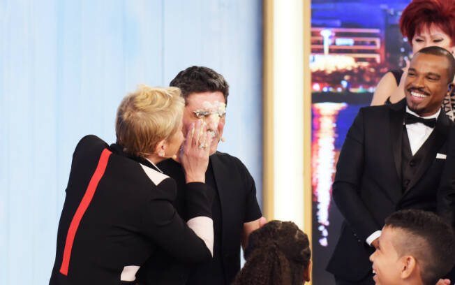 Xuxa lambuza com bolo o namorado Junno Andrade. Foto: Blad Meneghel/Divulgação