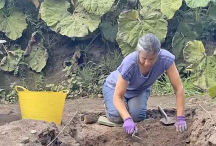 Milhares de restos arqueológicos foram encontrados no local, mas nenhum resto humano foi descoberto. Escavações revelaram a presença de múltiplos poços, cujas formas e dimensões eram consistentes com poços de sepultamento ou túmulos. Reprodução: Flipar