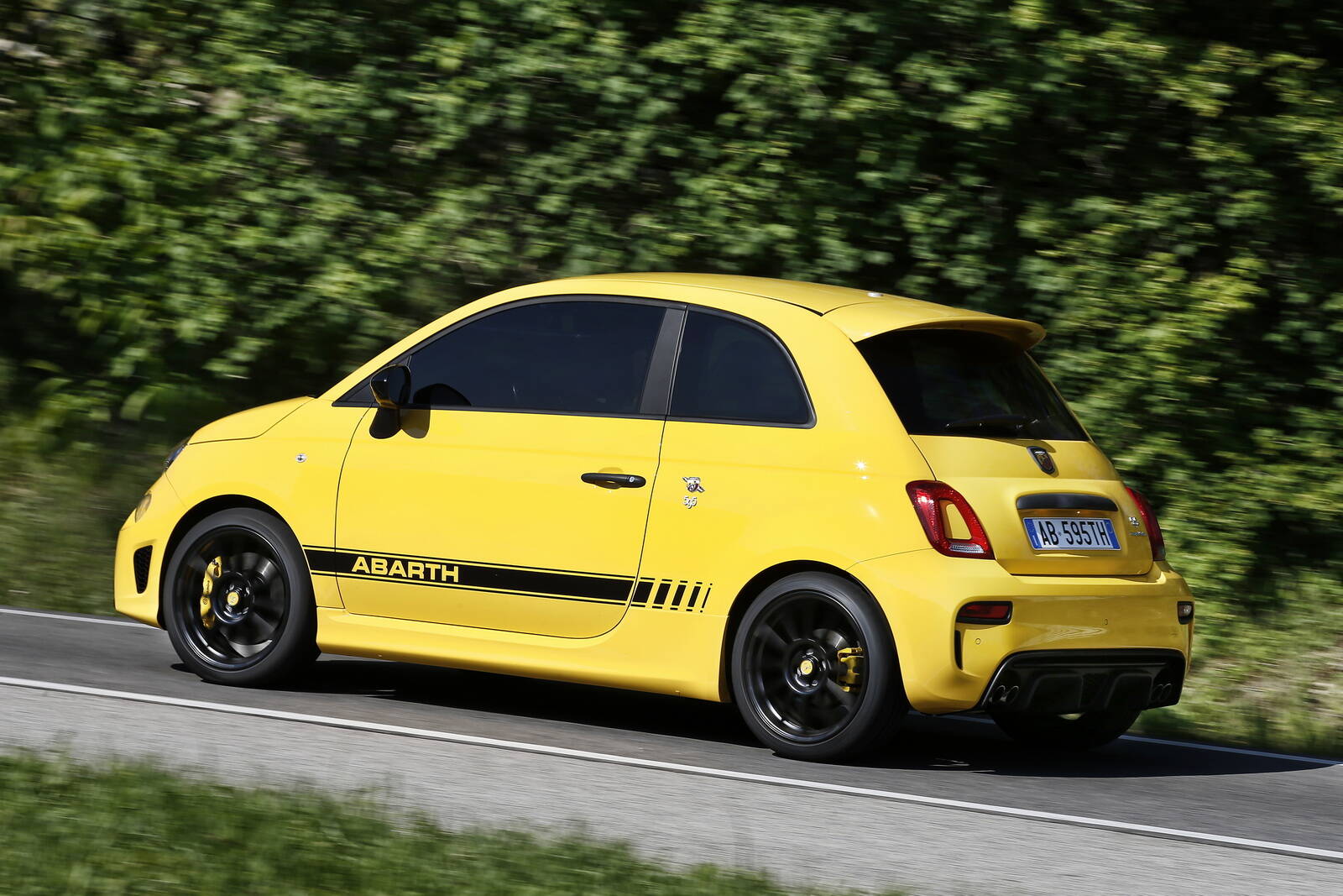 Fiat 500 Abarth 595. Foto: Divulgação