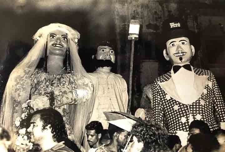 Em fevereiro de 1990, um cortejo nas ladeiras de Olinda celebrou o casamento do Homem da Meia Noite com a Mulher do Meio Dia.  Reprodução: Flipar