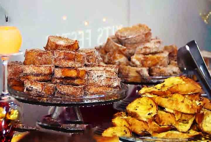 As rabanadas fazem parte de muitas mesas da consoada, em Portugal, e em várias ceias do Brasil. São servidas polvilhadas com açúcar de canela ou regadas com caldas, de açúcar, xarope de bordo, mel, vinho ou vinho do porto. Reprodução: Flipar