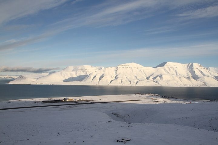 As mudanças climáticas vêm causando o derretimento do solo congelado em que o aeroporto foi construído. Reprodução: Flipar
