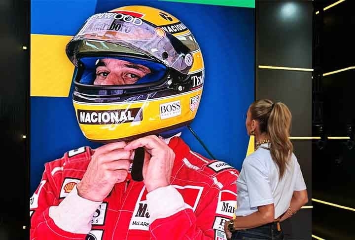 Em seguida, a apresentadora passou a falar do relacionamento entre eles. “vocês sabem que eu nunca escondi que a história do Ayrton é muito maior do que meu relacionamento com ele (...) Porém, foi ao meu lado, e essa história também me pertence. E também foi uma história vivida intensamente, cheia de amor, cheia de diversão. Um Ayrton completamente diferente daquilo que vocês já viram”, detalhou 
 Reprodução: Flipar