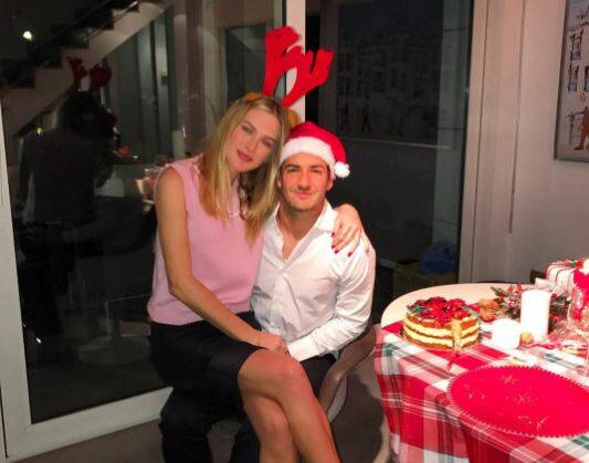 Alexandre Pato posou ao lado da esposa, que escreveu: "Que o nascimento de Jesus faça renascer o amor ao próximo em nossos corações. Feliz Natal pra vcs e suas famílias". Foto: Reprodução/Instagram
